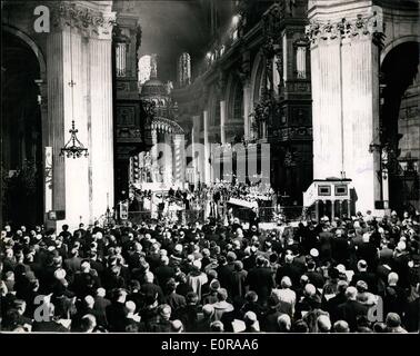 11. November 1958 - Engagement von der amerikanischen Gedächtniskapelle In St. Pauls Cathedral. Foto zeigt: Gesamtansicht der Prozession Stockfoto