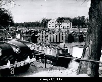 11. November 1958 - die Situation der Berliner den ruhigen Hafen: mehr als vierzig Kähne deren Besitzer geflohen, die im Leerlauf liegen im Hafen von West Berlins. Stockfoto