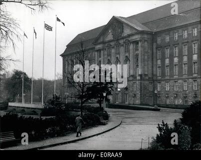 11. November 1958 - sind die vier Flaggs der Alliierten noch über das Control-Ausschuss-Gebäude in West-Berlin nichts geändert in den Zollbehörden innerhalb der Kontrolle-Ausschuss-Gebäude in der Elsholtzstreet in West-Berliner weben. Ein Medaille-Schild kündigt noch, dass es noch das Hauptquartier des Alliierten-Ausschusses für Deutschland und noch Flaggs der UdSSR, USA, Großbritannien und Frankreich sind über das Gebäude weben. Es wurde auch bekannt, dass in der 4-Mächte-Kontrolle des Sicherheitsbüros der Flug nichts geändert. Stockfoto