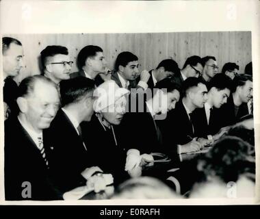 11. November 1958 - besuchen Königin Juliana und Prinz Bernhard technische Schule. Foto zeigt: HM Königin Juliana eine umgeben von männlichen Studenten in den Hörsaal - wie sie zu einem Vortrag von Professor Dr. Ir. A.D. de Pater - während ihr hört besuchen an der technischen Hochschule in Delft, Niederlande. Stockfoto