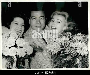 11. November 1958 - Mario Lanza trifft seine Frau - und Zsa Zsa Gabor - In Berlin: Wenn Mario Lanza ging vor kurzem zu Flughafen Berlin Stockfoto