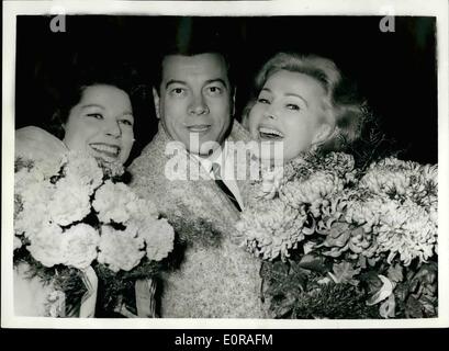 11. November 1958 - Mario Lanza trifft seine Frau - und Zsa Zsa Gabor - In Berlin: Wenn Mario Lanza ging vor kurzem zu Flughafen Berlin Stockfoto