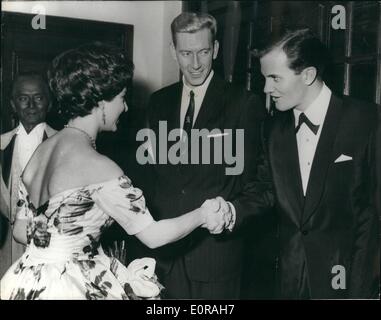 11. November 1958 - Royal Variety Performance Meets Pat Boone Princess: Prinzessin Margaret schüttelt Hände mit der amerikanischen Sängerin Pat Boone als er und andere Künstler ihr auf der Royal Variety Performance in London Coliseum gestern Abend vorgestellt wurden. Center ist Bauchredner Ron Parry. Stockfoto