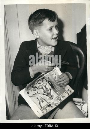 11. November 1958 - bläst BOY es Feuerwerk UP STREET. Chelsea hatte den größten Knall gestern, jahrelang als neunjährige Kenneth Whittington tauchte ein Feuerwerk in einer Lampe Standard, in der Bourne-Straße. Das Feuerwerk gezündet und unterirdischen Gasleck und: zweihundert Mädchen wurden evakuiert, von einer Schule; Ein Mädchen wurde verletzt und ins Krankenhaus gebracht; Vier Schachtabdeckungen wurden gesprengt und dreißig Yards des Fahrbahnbelags geknackt wurde geöffnet. Foto zeigt:   neun-jährige Kenneth Whittington, abgebildet in seinem Haus in Ebury Bridge-Gebäude, S.E Stockfoto