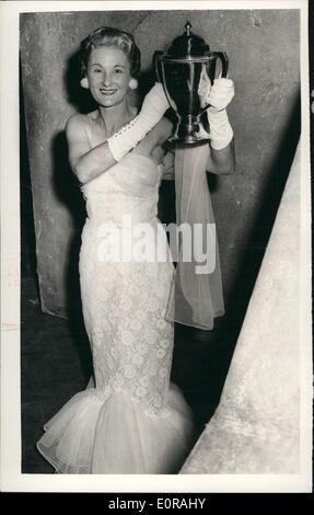 11. November 1958 - ist sie Großbritanniens glamourösesten Großmutter. das Foto zeigt Frau Bertha Griffiths, von Birkenhead, 47, und hat ein Enkelkind, gestern Abend nach ihrer Wahl als Großbritanniens glamourösesten Großmutter, bei der neuen Victoria-Theater, London abgebildet. Stockfoto