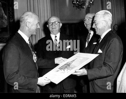 Sep 23, erhält 1958 - London, England, UK - (Foto) von links, Sir DENNIS TRUSCOTT, Lord Mayor of London, eine Radierung von der US-Stadt von Baltimore, präsentiert von EDWARD CORCORAN, CHARLES P. CRAIN und AVERY W. HALL im Mansion House. Stockfoto