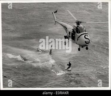 Sep 25, 1958 - Scimitar Flugzeug stürzt in Meer bei Landung In Flugzeugträger: Eines der Marine Zinn-engined neu Krummsäbel Stockfoto