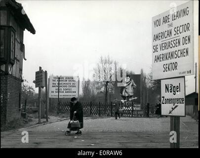 11. November 1958 - die Situation West-Berlins heute: Die ganze Tragödie des abgeschiedenen Deutschland drückt sich in diesem Bild des Grenzübergangs am Bahnhof ppel aus. Fast von Schildern und Plakaten erstickt, passiert ein Bürger Ostdeutschlands die Grenze bei Klein-Machnow, die die Teilung zwischen Bolschewismus und der freien westlichen Welt darstellt. Die Figur auf dem ostdeutschen Plakat im Hintergrund soll Minister Strauss sein, aber die Karikatur sieht aus wie ein erschreckendes Symbol für die Bedingungen in der Ostzone. Stockfoto