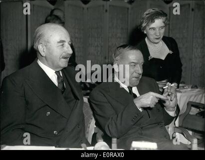 11. November 1958 - war Sir Vivian Fuchs ist der Gast der Ehre an A Foyles Luncheon Sir Vivian Fuchs der Ehrengast bei einem Foyles Mittagessen im Dorchester Hotel statt anlässlich die Veröffentlichung seines neuen Buches "The Crossing der Antarktis ''. Foto zeigt:-Sir Alan Cobham (links) und Herr James Mollison, zwei berühmte Pioniere der Geschwindigkeit auf dem Land und in der Luft, gesehen am Mittagessen im Chat. Stockfoto