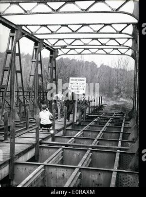 11. November 1958 - die heutige Situation der West-Berling: Touristen und die Menschen in Berlin haben ein neues Hobby: Snaps für ihr Album an der Grenze zu nehmen. Hier ist es eine zerstörte Brücke über den Teltowkanal Stockfoto