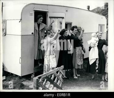 10. Oktober 1958 - Carvan Website Evication Kraft zurückzieht: Polizei und Gerichtsvollzieher, der auf der Website Carvan in Chertsey-Lane ging, Egham, Surreey gestern ein Obergericht, um die nicht lizenzierte Website klar durchzusetzen wurden auf Bestellung der Richter P.L.E. Rawlings zurückgezogen. Er vertagte am kommenden Mittwoch wird ein Antrag gestellt auf Slough Amtsgericht für Aufschub der Hinrichtung. Als der Gerichtsvollzieher ankam, zog Frauen einen alten Wohnwagen über Eingang auf der Website. Während der nächsten vier Stunden die Gerichtsvollzieher in zwei Traktoren gebracht, sagte ein LKW und ein Land-Treiber um zu schleppen die Karawanen entfernt Stockfoto