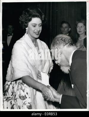 12. Dezember 1958 - Prinzessin Margaret besucht neue Show: bei ihrer Ankunft am Her Majesty es Theater, Haymarket, gestern Abend - Prinzessin Margaret trägt eine neue Frisur... Sie wird von Herrn Arnold Haskell, Direktor begrüßt werden... Sie sah die neue "West Side Story''--eine amerikanische Musical hat seine Uraufführung in London zeigen. Stockfoto