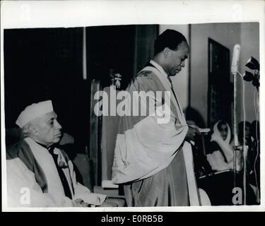 12. Dezember 1958 - Ghanas Ministerpräsident besucht Indien erhält Ehrendoktorwürde: Dr. Kwame Nkrumah, Premierminister von Ghana, erhielt die Ehrendoktorwürde der Doctor of Letters von Dr. Radhakrishnan, Vice President of India, um eine besondere Versammlung der Delhi Universität, während seines Besuchs in New Delhi. Foto zeigt Dr. Kwame Nkuramah, der Premierminister von Ghana, Adressen der besonderen Einberufung der Delhi University, nachdem er die Ehrendoktorwürde der Doctor of Letters verliehen worden war. Hinter ihm sitzt Herr Nehru, Indiens Premierminister. Stockfoto