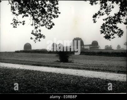 11. November 1958 - die neue Royal Greenwich Observatory - Hurstmonceaux Burg - Sussex: Riesige Teleskope, die in Greenwich montiert wurden bei '' Kuppel Town'' - Hurstmonceaux Burg, Sussex wieder aufgebaut gewesen... Der Umzug hat schon seit Jahren - und ist jetzt komplett... Das berühmte Schloss dient für Verwaltungsbüros Labs - und Bibliothek - während die Teleskope in der Spevially untergebracht sind konstruiert Kuppeln im Schlosspark errichtet. Foto zeigt: - Blick auf die sechs Kuppeln äquatorialen Gruppe des Gebäudes am Hustmonceau Schloss, Sussex - Heimat der neuen Sternwarte Greenwich. Stockfoto