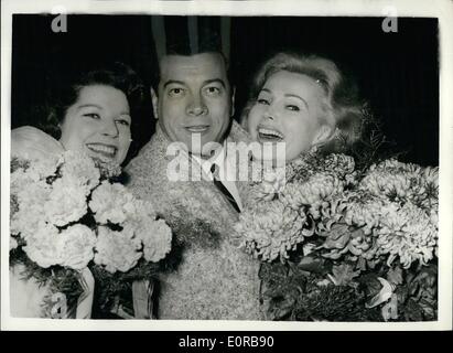 11. November 1958 - trifft Mario Lanza, seine Frau- und zZa Zsa Gabor - in Berlin. Als Mario Berlin Flughafen vor kurzem seine Frau Patty zu treffen, die von Rom angekommen stellte Überraschungen kennenlernen seiner ehemaligen Filmpartner Zsa Zsa Gabor, die auf der gleichen Ebene mit Traveller von Vienns angekommen. Foto zeigt Mario Lan Zsa mit seine Frau Patty auf links und Zsa Zsa Gabor - in Eliin. Stockfoto