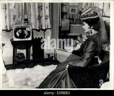 20. November 1958 - Vivien Leigh Uhren Mann TV-Drama-Debüt: Sir Laurence Olivier letzte Nacht machte sein Debüt 1 TV Produktion von Henrik Ibsens spielen '' John Gabriel Borkman'' TV-Drama. Vivien Leigh (Dame Olivier) ihres Mannes Aufführungen auf dem Bildschirm aus ihrer Garderobe im Apollo-Theater, für kurze Zeit beobachtet, die zu den Fernsehstudios gehen konnte. Foto zeigt Vivien Leigh 9Lady Olivier), abgebildet in ihre Garderobe im Zimmer im Apollo-Theater, wo sie in der Lage war, die Leistung ihres Mannes zu sehen, für eine kurze, auf dem Bildschirm erscheint. Stockfoto