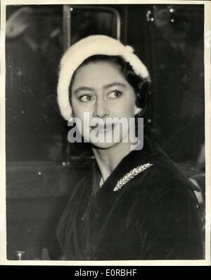 26. November 1958 - Eröffnung des amerikanischen Kapelle in St. Pauls.: HM The Queen und andere Mitglieder der königlichen Familie besuchte heute die Eröffnung der neuen amerikanischen Kapelle in St. Pauls Cathedral. Anwesend war auch Herr Richard Nixon, Vize-Präsident der Vereinigten Staaten... Foto zeigt Prinzessin Margaret abgebildet wenn sie St. Pauls mit dem Auto heute verlassen. Stockfoto