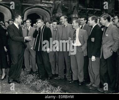 28. November 1958 - 28.11.58 Vizepräsident Nixon Touren Oxford University. Herr Richard Nixon die Vize-Präsident der Vereinigten Staaten, die heute eine Tour des Colleges in Oxford. Keystone-Fotoshows: Herr Nixon spricht mit einige der Schüler in der Quad University College vor dem Mittagessen mit dem Vize-Kanzler in Oxford heute. Stockfoto