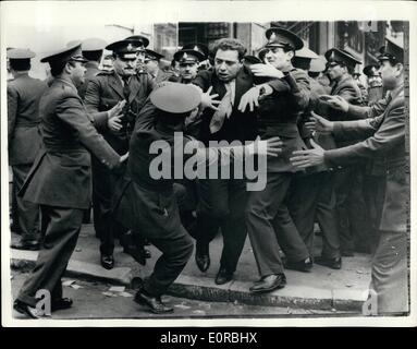 28. November 1958 - 28.11.58 Anti-britische Demonstration in den Straßen von Athen. Keystone-Foto zeigt: Szene bei Zusammenstoß zwischen Studenten und Polizei während Anti-britischen Ausschreitungen in den Straßen von Athen, Ansatz der Vereinten Nationen-Diskussion in der Zypernfrage zu markieren. Stockfoto