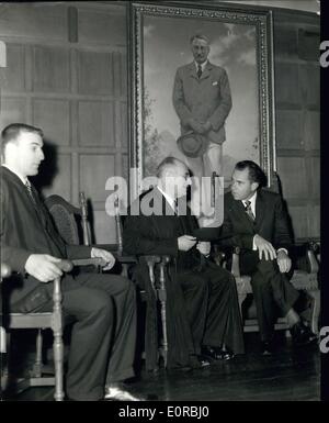 28. November 1958 - Vize-Präsident Nixon Touren Oxford Universität Vorträge zu A Master In Rhodes House: Herr Richard Nixon die Vize-Präsident der Vereinigten Staaten - heute besuchte einige der Colleges von Oxford. Das Foto zeigt Herrn Richard Nixon sprechen auf Dr. A.L. Goodhart Master von der University College - darunter ein Gemälde von Rhodos - Rhodos-Haus, wo er englische und amerikanische Studenten gerichtet. Stockfoto