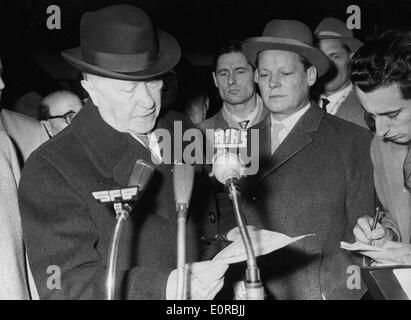Konrad Adenauer und Willy Brandt am Senatssitzung Stockfoto
