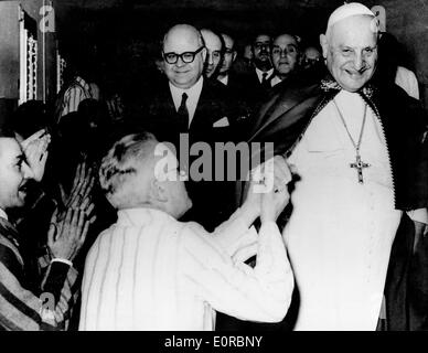 Papst John XXIII besuchen Gefangene im Gefängnis Regina Coeli Stockfoto