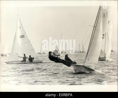 30. Dezember 1958 - Hardy Helsmen mutig arktischen Bedingungen: Die 5-0-5 Klasse Anaconda, segelte durch Peter Bainbridge von Lymington, Hants, mit Mike Hayles als Crew, set für einen Gesamtsieg im Beiboot One of a Kind Eiszapfen Trophy Meeting im Royal Corinthian Yacht Club, Burnham-auf-Crouch, Essex, gestern. Ihre endgültige Handicap-Sieg war von 2min vom Wind Flüstern. Stockfoto