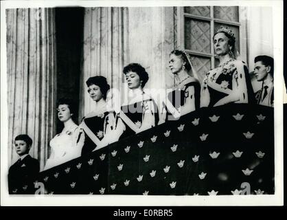 1. Januar 1959 - eröffnet König Gustaf Adolf der schwedische Reichstag In Stockholm. Foto zeigt (V.l.) Kronprinz Carl Gustaf, Prinzessinnen Christina, Desiree, Birgitta und Sibylla und Königin Louise, hören die Rede des Königs vom Thron im königlichen Palast während der Eröffnung des Parlaments. Stockfoto