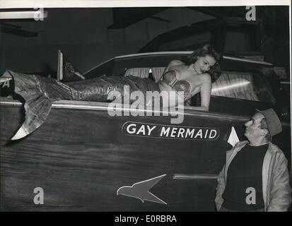 1. Januar 1959 - '' Meerjungfrauen alle ''... Einzigartig auf der Bootsmesse Taufe: eine Zeremonie fand statt im Olympia National Boat Show-am Vormittag-wenn ein Hoseason Boot gebaut, auf der Norfolk-Boards-'' The Gay Meerjungfrau '' getauft wurde. Anwesend war eine schöne Meerjungfrau in Form eines wohlgeformten Yvonne Buckingham- und Bernanrd Milies der beliebte Schauspieler der Mermaid Theatre Trust Fame... Das Foto zeigt Yvonne Buckingham Gnaden '' The Gay Meerjungfrau '' - A Bernard '' Illegible'' Gnaden blickt auf die Olympia heute Morgen. Stockfoto