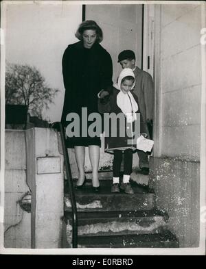 Jan. 01, 1959 - Lauren Bacall Escorts ihre Kinder zur Schule - In London: Lauren Bacall, die hier ist ein Film und wer plant, ihr dauerhaftes Zuhause in London zu machen - wurde gestern zu sen Begleitung von ihren beiden Kindern Stephen (10) und Lsley (6) an der amerikanischen Schule, Gloucester Tor, Regent's Park. Ihre Heimat ist in Cadogen Square. Foto zeigt Gut gegen die Londoner Kälte verpackt - Lauren Bacall mit Stephen und Lesley auf dem Weg zur Schule. Stockfoto