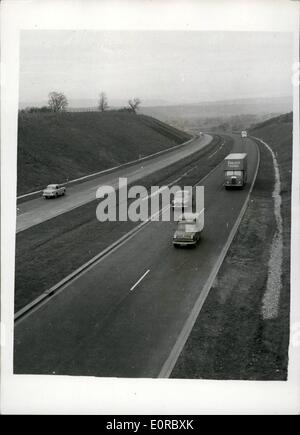 12. Dezember 1958 - The Prime Minister öffnet Großbritanniens neue Autobahn: Gestern eröffnete Herr Macmillan, Premierminister, 8 1/2 Meile Preston Autobahn zwischen Bamber Bridge und Broughton in Lancashire. Es ist das erste von Großbritanniens Schnellstraßen und Symbol für die Eröffnung einer neuen Ohres der motor Reise im Vereinigten Königreich. Foto zeigt: Kraftfahrzeugen Reisen entlang der neuen Straße gestern nach der Eröffnung durch den Ministerpräsidenten. Stockfoto