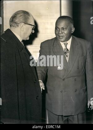 12. Dezember 1958 - Mitglieder der Sozialistischen Partei treffen sich in der Nähe von Paris nach-Tag: heute fand ein Treffen der Sozialistischen Partei in Issy-Les-Moulineaux bei Paris statt. Die Mitglieder der Partei diskutiert über die Ergebnisse der Wahlen und die neuen Pläne zu erlassen. Das Foto zeigt M. Guy Mollet (links) einladende M. Serane Premierminister von Madagaskar. Stockfoto