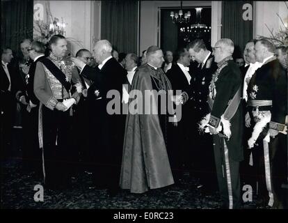 1. Januar 1959 - Silvester Rezeption Präsident Heuss: der Doyen des diplomatischen Korps in Bonn, Nintius Aloisius Muench schütteln Hände mit dem russischen Botschafter Andrei Smirnow während der neuen Jahre Aufnahme des Präsidenten der Bundesrepublik Deutschland für die Accridited Diplomaten in Bonn am Freitag 9. Jan. Foto zeigt von links nach rechts Frants Hvass (Dänemark); Präsident Prof. Heuss; Nuntius Aloisius Muench; Botschafter, Smirnow (Russland); Botschafter do Prado (Brasil), Botschafter Baron de Gruben (Belgien) Stockfoto