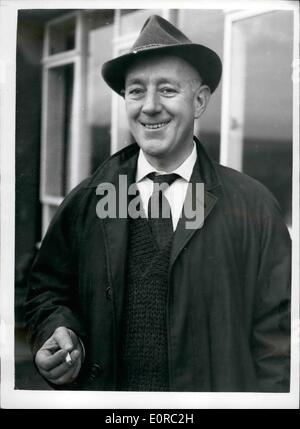 1. Januar 1959 - Schauspieler Alec Guinness erhält A Knighthood In The New Year Honours List: Schauspieler Alec Guinness, gefeierten auf beiden Seiten des Atlantiks als bester Schauspieler des Jahres für seine Leistung in dem Film "die Brücke über den Fluss Kwai'' in der New Year Honours List zum Ritter geschlagen wurde, und nun Sir Alec Guinness wird. Foto zeigt der gestrigen Bild von Sir Alec Guinness in seinem Haus in Petersfield Hampshire aufgenommen. Stockfoto