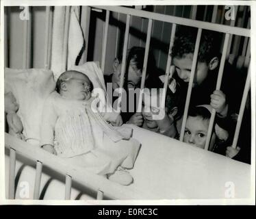 1. Januar 1959 - Baby auf den Stufen des Dr. Barnardo Zuhause Barkingside aufgegeben... Ein Babymädchen - etwa drei Wochen alt war gestern auf der Türschwelle Pf Dr, Barnardo es Dorf nach Hause, Berkingside, Essex, verlassen aufgefunden... Foto zeigt einige der anderen Jugendlichen zu Hause - peep durch die Kinderbett Seiten auf den Neuankömmling in der Wohnung gestern. Stockfoto