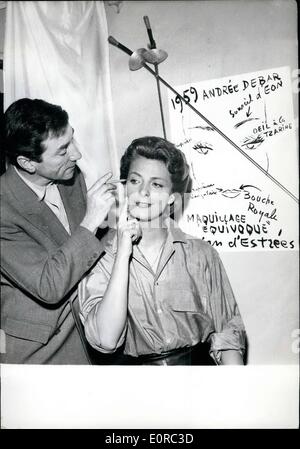 1. Januar 1959 - neues Make-Up für Französisch Sterne Andree Debar: anlässlich ihres neuen Films "Le Secret Du Chevalier D'Eon'' In dem Andree Debar haben der Teil einer geheimnisvollen historischen Charakter, die manchmal als Frau, manchmal als ein Mann, französische Kosmetikerin, Jean Estrees erscheint erstellt für die jungen ein Spezial Make up Sterne genannt '' fragwürdige Make-Up''. Das Foto zeigt Jean D'Estrees tun Andree Debar Make-up. Stockfoto
