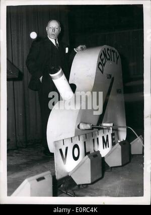 1. Januar 1959 - Faraday Vortrag über '' Automatisierung ''; Dr. H.A. Thomas MSC der Instrumentation und Kontrolle Abschnitt von Unilever Ltd., ist einen Vortrag mit dem Titel "Automation" in der Royal Festival Hall heute geben. Einige der Modelle, die in der Vorlesung - verwendet werden waren dort zu sehen. Foto zeigt Dr. Thomas feuert Tennisbälle her Ma '' Kanone '' ein Teil einer Demonstration für die automatische Steuerung des Gewichts der Bullen der Teig in einer Bäckerei. Dies zeigt, wie automatisch Formen, kam mit Dichteunterschied verändert werden können. Stockfoto
