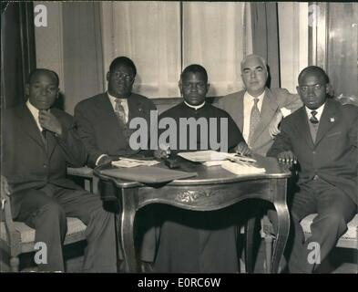 12. Dezember 1958 - Abbe Fulbert Youlou, Kongo Premierminister, in Paris: Abbe Fulbert Youlou, Premierminister des Kongos, Yn Paris gestern angekommen. Er wird von zentralen De Gaulle zusammen mit anderen Delegierten der afrikanischen Regierungen empfangen werden. das Foto zeigt die Delegation des Kongo. Links ot rechts: Mm. Dadet (Minister für öffentliche Arbeiten) Tchitchelle (Minister des inneren - Abbe Fulbert Youlou - M. Christian Jayle (Präsident der gesetzgebenden Versammlung der Republik Kongo)- und M. Ibalico (MP) Stockfoto