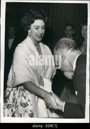 12. Dezember 1958 - Prinzessin Margaret besucht neue Show: bei ihrer Ankunft am Her Majesty Theatre, Haymarket, gestern Abend - Prinzessin Margaret trägt eine neue Frisur. Sie wird von Herrn Arnold Haskell, Direktor begrüßt werden. Die neue Show "West Side Story'' sah sie einen amerikanischen Musicals mit seiner ersten London zeigen. Stockfoto