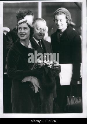 12. Dezember 1958 - Prinzessin Margaret startet Fregatte: H.M.N.Z.S. Otago, das erste Schiff eines geplanten Geschwaders der Royal New Zealand Navy von 12 Whitby Typklasse Fregatten wurde von H.R.H. Prinzessin Margaret, auf den Woolston Werften John I. Thernycroft und Oberst Ltd. Southampton ins Leben gerufen. Es ist das erste Mal in der Geschichte der britischen Marine Konstruktion, die ein Schiff gebaut wurde ausschließlich für den Dienst in der Royal New Zealand Navy. Foto zeigt Prinzessin Margaret auf der Start-Plattform abgebildet, als sie bis auf den Bug des Schiffes sieht. Stockfoto