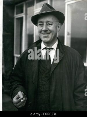 1. Januar 1959 - Schauspieler Alec Guinness erhält A Knighthood In The New Year Honours List: Schauspieler Alec Guinness, gefeierten auf beiden Seiten des Atlantiks als bester Schauspieler des Jahres für seine Leistung in dem Film '' die Brücke über den Kwai'', erhielt in der New Year Honours Ljotr zum Ritter geschlagen, und nun wird Sir Alec Guinness. Foto zeigt gestern Bild von Sir Alec Guinness in seinem Haus in Petersfield Hampshire aufgenommen. Stockfoto