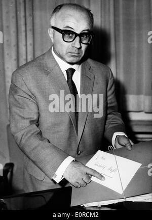 1. Januar 1959 - München, Deutschland - Datei Foto: ca. 1950er-Jahre. München-Anwalt ALFRED SEIDL mit der Datei "Rudolf Hess" im Jahre 1959. Stockfoto