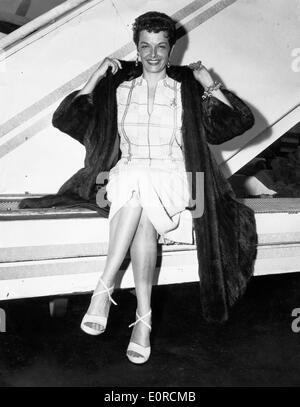 Jane Russell auf dem Flughafen in New York sitzt Stockfoto