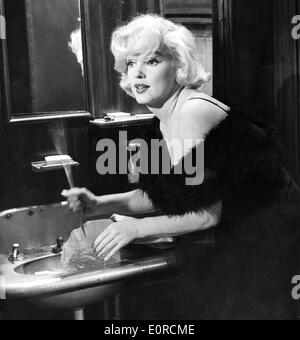 Starlet Marilyn Monroe während einer Pause bei Dreharbeiten zu "Some Like it Hot" Stockfoto