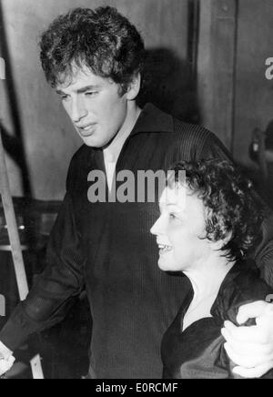 Sängerin Edith Piaf zu Fuß mit Ehemann Theo Sarapo Stockfoto