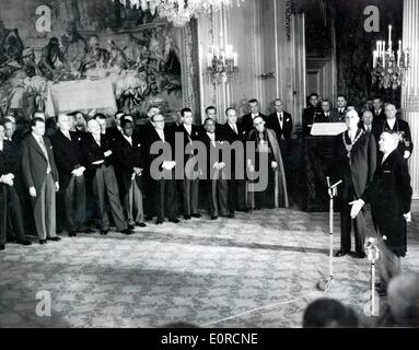 Charles De Gaulle erhält Präsidentschaft von Rene Coty Stockfoto