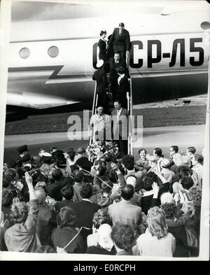 12. Dezember 1958 - kommt Moskau Arts Theatre Company... Landen am Gesundheits  - Essex in TU - 104 Jet-Flugzeuge. Die Moskauer Arts Theatre Company kommen am Flughafen Stansted, Essex gestern an Bord eine sowjetische TU - 104 Jet Airliner... Sie sollen eine vier und eine halbe Woche Saison in London zu präsentieren. Die Maschine wurde nicht erlaubt, in London am Flughafen wegen seiner Lärm landen... Keystone Foto zeigt: Das Unternehmen kommt die Schritte des riesigen Flugzeuges am Flughafen Stansted gestern. Stockfoto