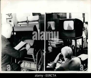 3. März 1959 - Closed-Circuit-TV-System in Kings Cross Station installiert. Das interne closed Circuit Television System, das auf einer Pressekonferenz heute Morgen gezeigt hat. Die Installation ist wie ein Experiment zur Verbesserung und Beschleunigung von Informationen an die Öffentlichkeit liefern... Nachrichten optisch aus dem Stellwerk an der Station Empfangseinheiten erfolgt. Foto zeigt:-zwei Ansichten während der Demonstration der geschlossen-tv Schaltung am Kings Cross. am linken Herr J.H Stockfoto