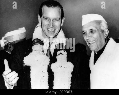 Jawaharlal Nehru grüßt Prinz Philip in Indien Stockfoto