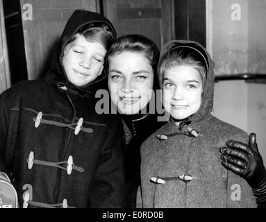 Schauspielerin Lauren Bacall und ihre Kinder Stephen und Lesley am Flughafen in London Stockfoto